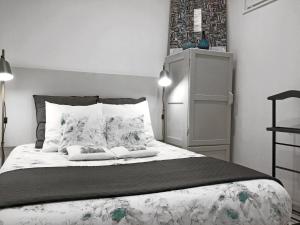 ディジョンにあるCentre Historique Dijon - Le Patioのベッドルーム1室(大型ベッド1台、枕2つ付)