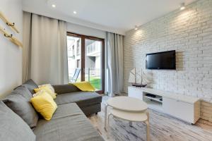 Un televizor și/sau centru de divertisment la Aura Island Apartments Old Town