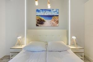 Un pat sau paturi într-o cameră la Aura Island Apartments Old Town