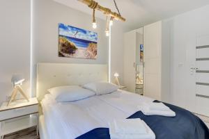 Un pat sau paturi într-o cameră la Aura Island Apartments Old Town
