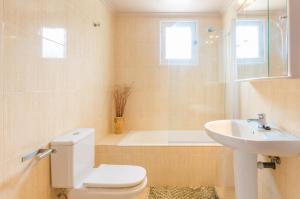 A bathroom at Can Rosito