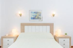 A bed or beds in a room at Can Rosito