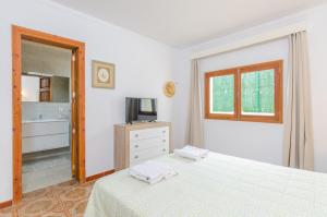 A bed or beds in a room at Can Rosito