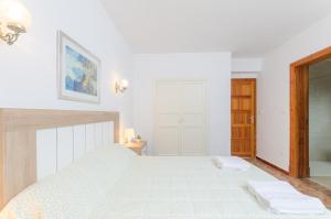 A bed or beds in a room at Can Rosito