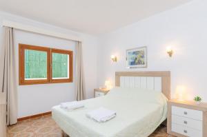 A bed or beds in a room at Can Rosito