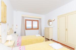 A bed or beds in a room at Can Rosito