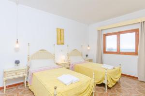A bed or beds in a room at Can Rosito