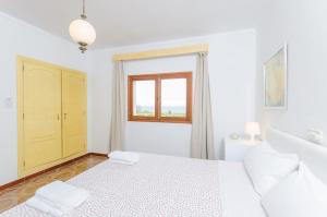 A bed or beds in a room at Can Rosito