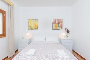 A bed or beds in a room at Can Rosito