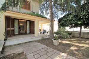 ein Haus mit einer Veranda und einer Terrasse in der Unterkunft A casa di Emy by Holiday World in Pulsano