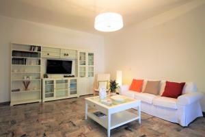 ein Wohnzimmer mit einem Sofa und einem TV in der Unterkunft A casa di Emy by Holiday World in Pulsano