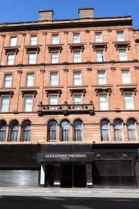 un gran edificio de ladrillo con un cartel delante en Alexander Thomson, en Glasgow