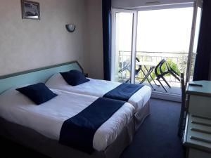 Łóżko lub łóżka w pokoju w obiekcie Hôtel Evian Express - Terminus