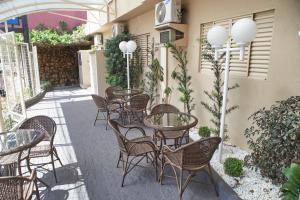 a patio with tables and chairs in a courtyard at Skalla Hotel Nova Odessa in Nova Odessa