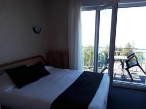 Cama o camas de una habitación en Hôtel Evian Express - Terminus