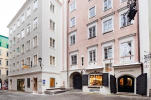 薩爾斯堡的住宿－Hapimag Ferienwohnungen Salzburg，城市街道上的一排建筑物