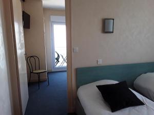 Cama o camas de una habitación en Hôtel Evian Express - Terminus