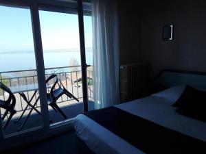 Cama o camas de una habitación en Hôtel Evian Express - Terminus
