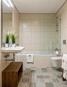 Kylpyhuone majoituspaikassa 296 Heritage Apartments