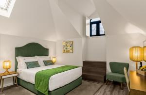 ein Schlafzimmer mit einem Bett, einem Schreibtisch und einem Stuhl in der Unterkunft 296 Heritage Apartments in Vila Nova de Gaia