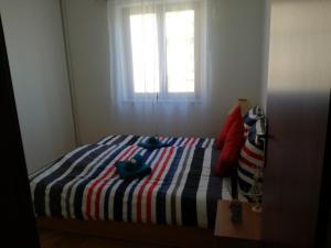 Un dormitorio con una cama con toallas azules. en Apartman Una, en Crikvenica