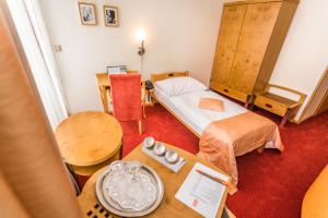 布拉提斯拉瓦的住宿－SET酒店，小房间设有一张床和一张桌子