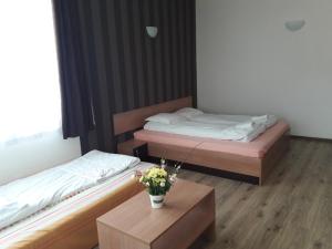 Tempat tidur dalam kamar di Perperеshka River Villas