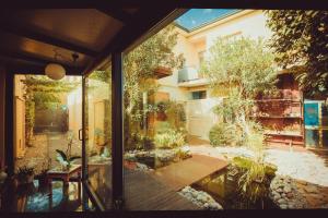 vistas al jardín desde el interior de una casa en A Casa, en Rávena