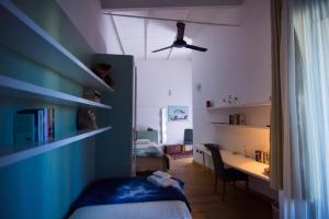 1 dormitorio con 1 cama y escritorio en una habitación en A Casa, en Rávena