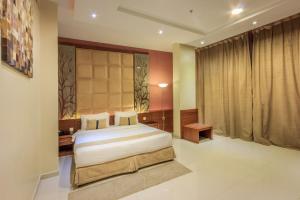 Кровать или кровати в номере Al Muhaidb Down Town - King Fahd Road