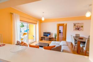 ein Wohnzimmer mit einem Sofa und einem Tisch in der Unterkunft Royal Cabanas Golf by Algartur in Cabanas de Tavira