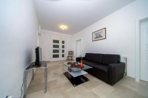 Televízia a/alebo spoločenská miestnosť v ubytovaní Apartments L&L