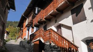 un bâtiment avec une clôture orange à côté d'une rue dans l'établissement alpes studio, à Feissons-sur-Salins