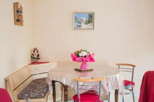 una habitación con una mesa con un arco rosa en ella en Chez Christian, en Breitenbach-Haut-Rhin