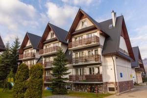 een groot huis met een schilddak bij Kasprowy Wierch in Zakopane