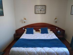 Postel nebo postele na pokoji v ubytování Hotel De La Mer