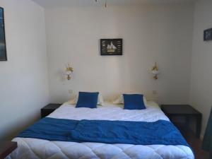 Postel nebo postele na pokoji v ubytování Hotel De La Mer