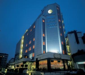 un grande edificio con un orologio sopra di SHG Hotel De La Ville a Vicenza