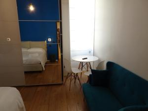 Postel nebo postele na pokoji v ubytování Blue Design Suite