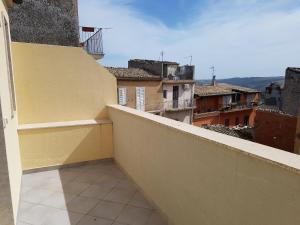 einen Blick vom Balkon eines gelben Gebäudes in der Unterkunft Beda Ragusa in Ragusa