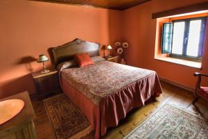 1 dormitorio con cama y ventana en Paraíso Ortegal, en Feás