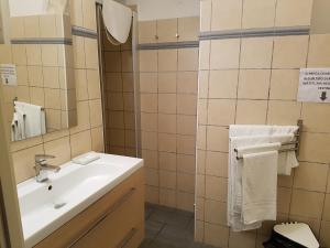 łazienka z umywalką i lustrem w obiekcie Iblea Paradise w mieście Ragusa +37 zdjęć