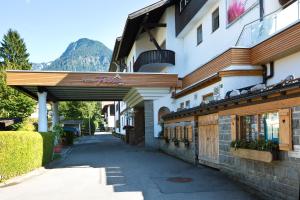 un bâtiment avec un auvent sur le côté d'une rue dans l'établissement Hotel Filser, à Oberstdorf