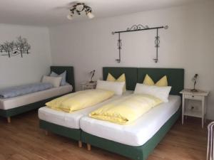 a bedroom with two beds in a room at Ferienwohnungen Gästehaus Sonnenkreis in Ruhpolding