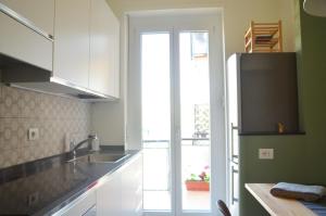 een keuken met een wastafel en een koelkast bij Tortona86 in Milaan