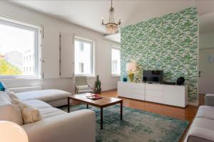 - un salon avec un canapé et une télévision dans l'établissement Apartment Carmo, à Lisbonne