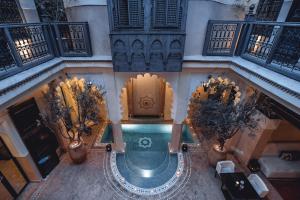 een uitzicht over een zwembad in een gebouw bij Ambre Epices Medina Riad in Marrakesh