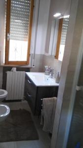 een badkamer met een wastafel en een toilet bij Casa Vacanze Zadina in Cesenatico