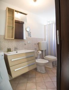 W łazience znajduje się biała toaleta, umywalka i toaleta. w obiekcie SiricyAus w mieście Ragusa