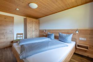 A bed or beds in a room at Haflingerhof - Kematsried